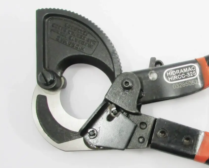 Por que a tesoura catraca é ideal para garantir cortes precisos em cabos elétricos e industriais