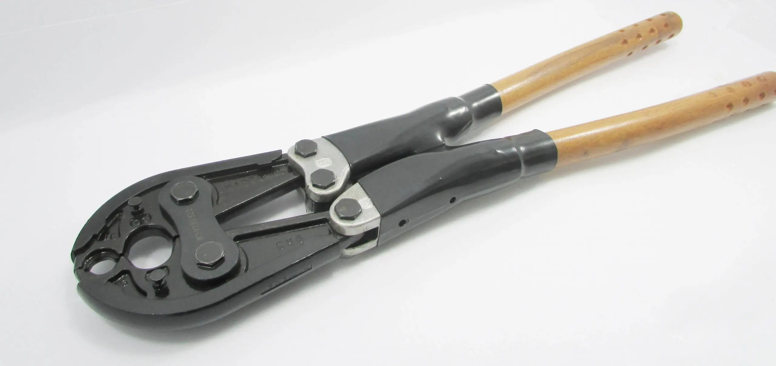 Comparativo alicate hidráulico mecânico: entenda as diferenças em relação à matriz hidráulica